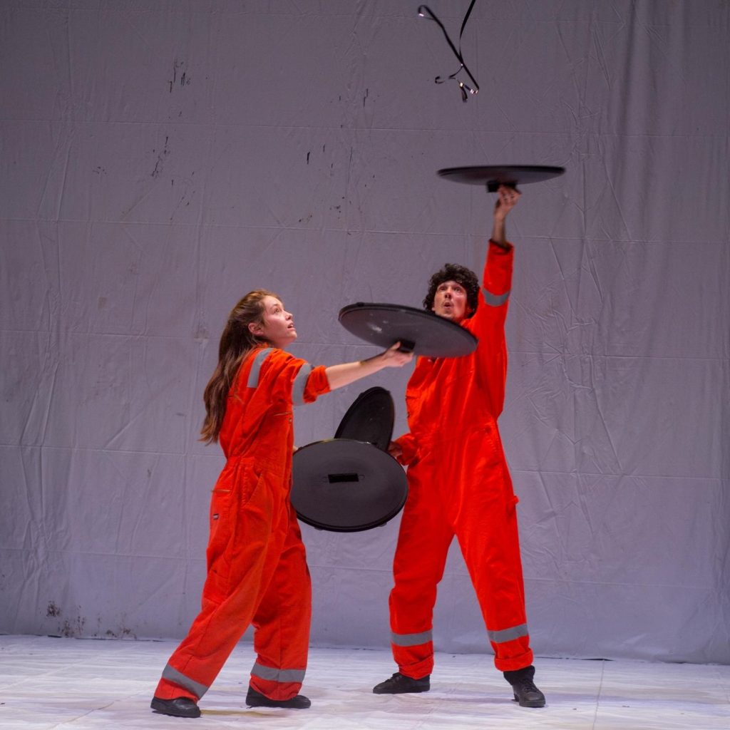 deux comédiens en rouges
