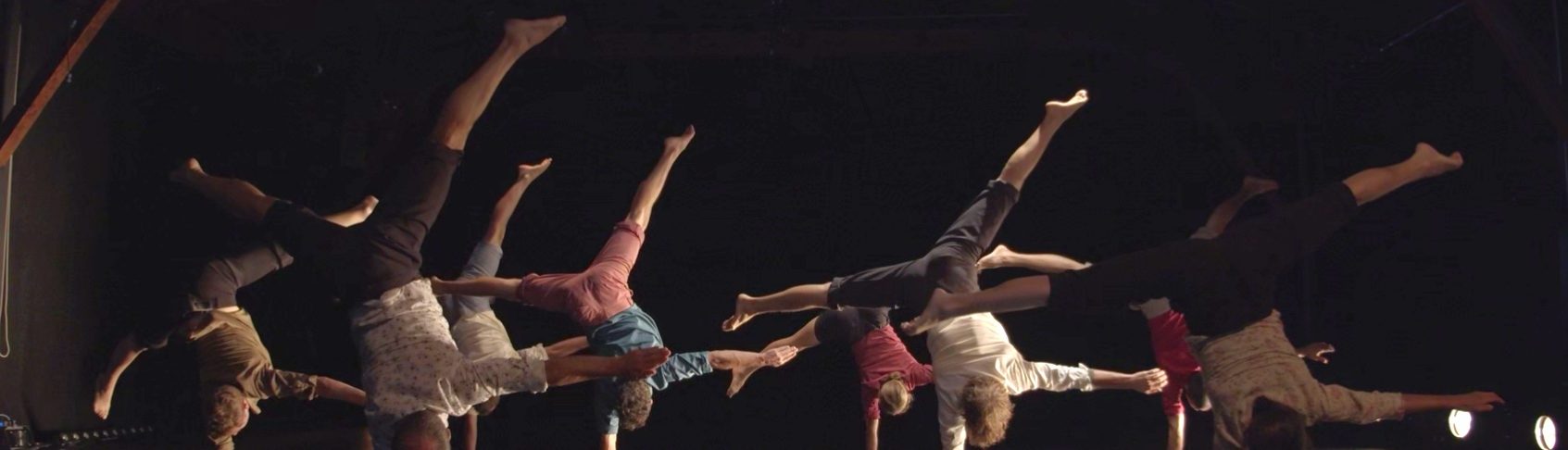 8 acrobates en scène