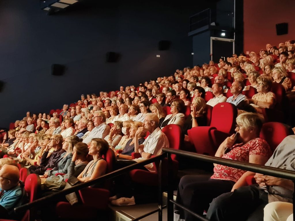 salle de spectacle avec public