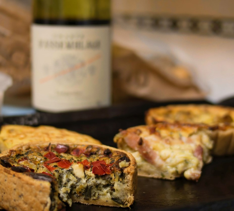 quiches aux légumes dans assiette