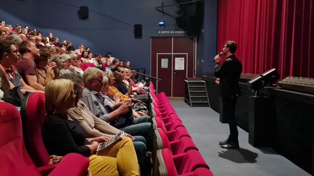 Patrice Melka, directeur et programmateur du théâtre accueille le public pour Lost in Faust